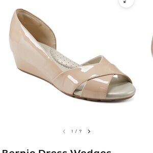 Easy Spirit Nude Patent Wedges Peep toe